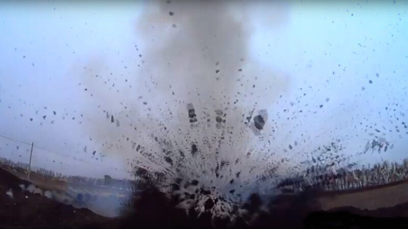 Парни взорвали под землей супермощную петарду
