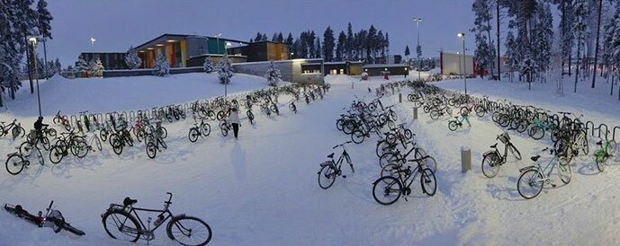 Финские школьники продолжают ездить в школу на велосипедах при температуре -17 °C