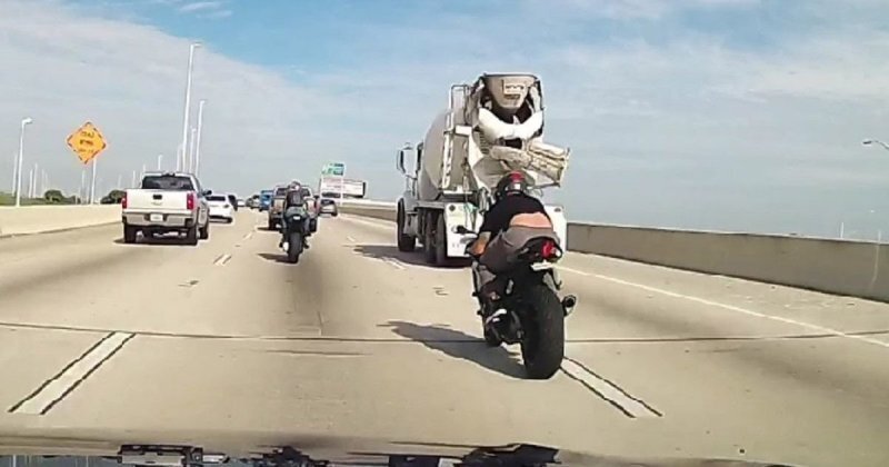 Во Флориде мотоциклист погиб после падения с эстакады