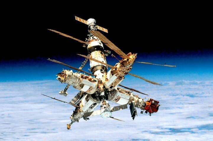 19 февраля 1986 года была запущена орбитальная станция «Мир»
