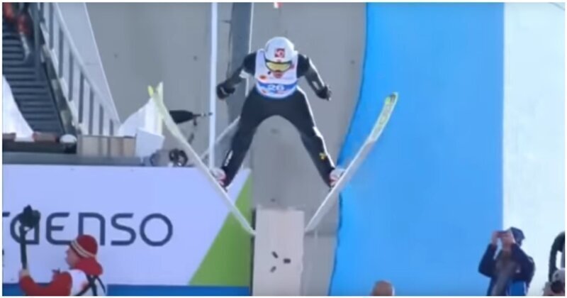 Норвежский прыгун с трамплина не сумел погасить скорость и перелетел через отбойник