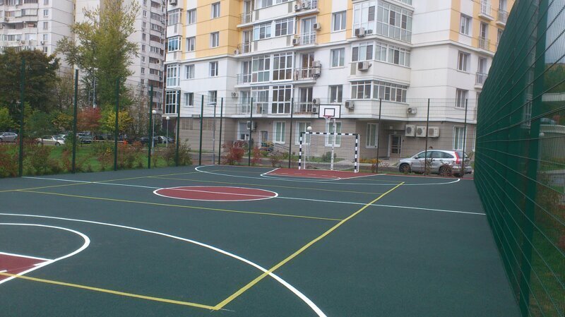 Во дворе Барнаула демонтировали спортивную площадку из-за головной боли жильцов
