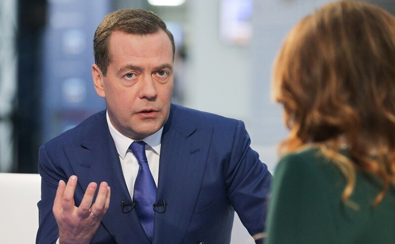 Медведев поручил чиновникам понять, почему беднеют россияне