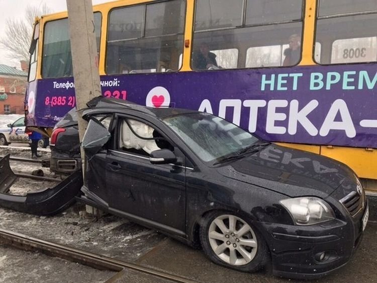Смял как консервную банку: в Барнауле трамвай столкнулся с легковушкой