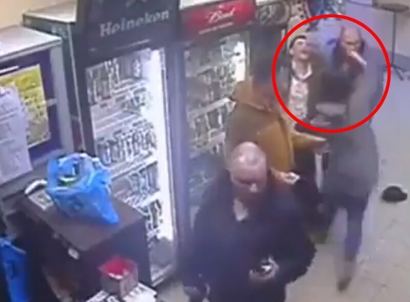 Российская продавщица поразила профессионального бойца, отправив дебошира в нокаут