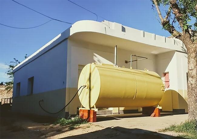 Архитектор превратил обычный нефтяной бак в уютный крошечный дом, в котором можно жить