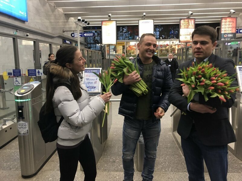 Цветы и комплименты: известные петербуржцы поздравляют женщин с праздником