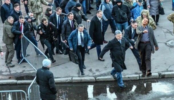 Фотожабы о бегстве Порошенко с митинга в Житомире