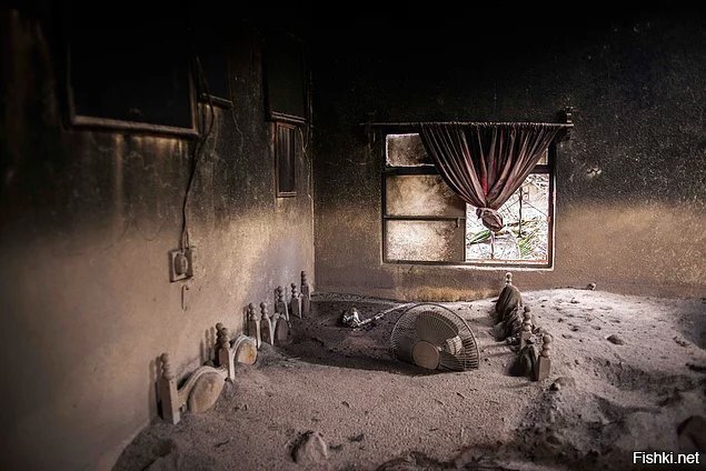 Дом в Гватемале засыпанный вулканическим пеплом