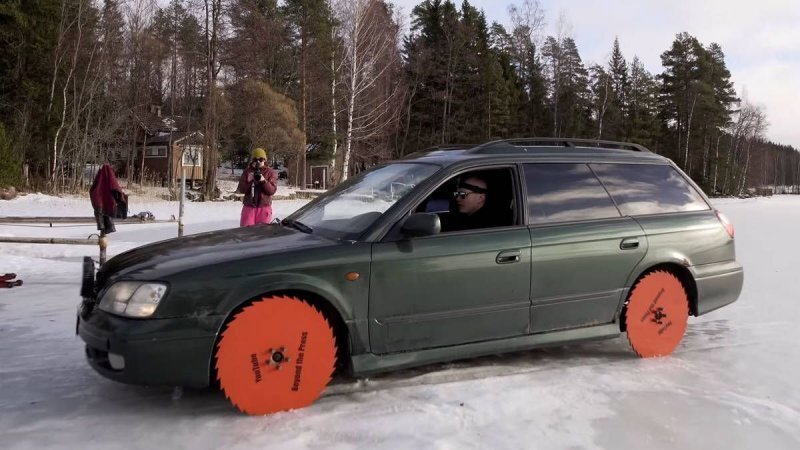 Subaru с дисками от циркулярной пилы вместо колес