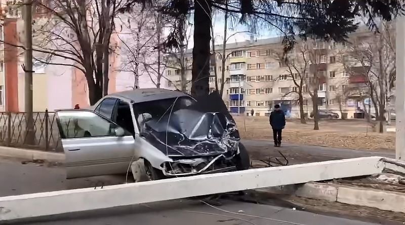 Авария дня. Лихач не справился с управлением и повалил столб на попутную машину