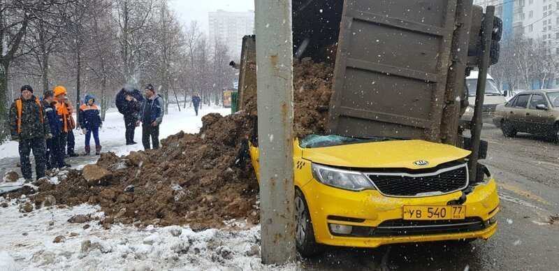 В Москве на автомобиль такси перевернулся грузовик