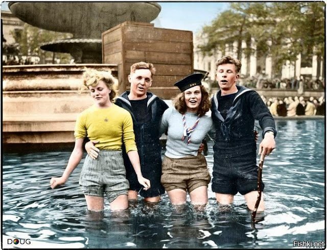 Два британских моряка отмечают День Победы со своими подругами у фонтанов на ...