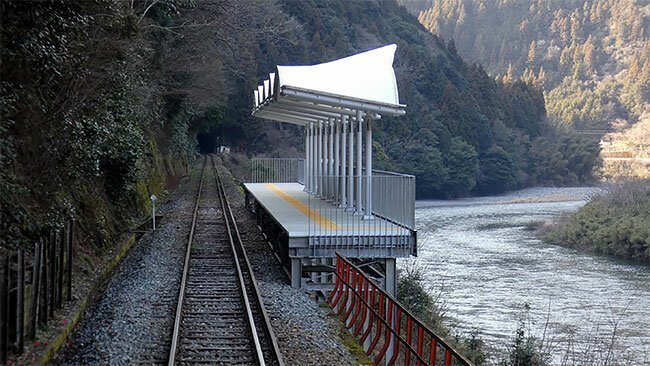Японцы построили железнодорожную станцию без входа и выхода