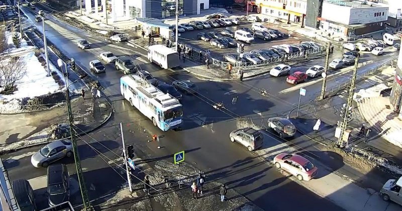 В Петрозаводске троллейбус сбил мужчину с корзиной украденных продуктов