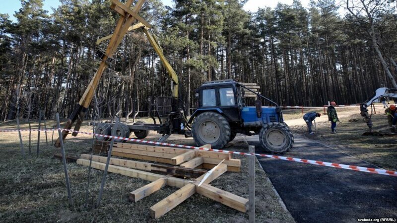 В Минске сносят кресты, установленные в память о жертвах сталинских репрессий у мемориала Куропаты