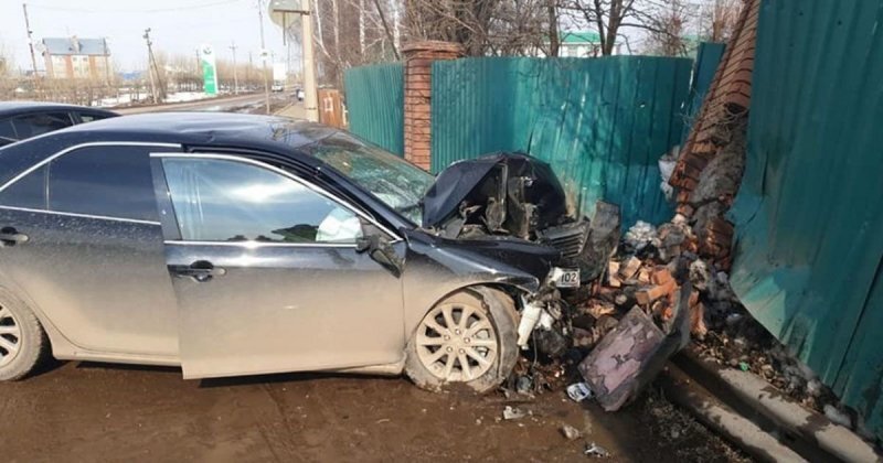 Авария дня. В Башкирии автомобиль на большой скорости врезался в забор