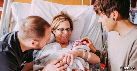61-летняя американка родила внучку для однополой пары своего сына и его мужа