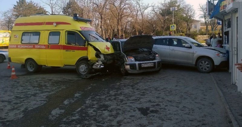 Авария дня. Три человека пострадали в ДТП со скорой в Крыму