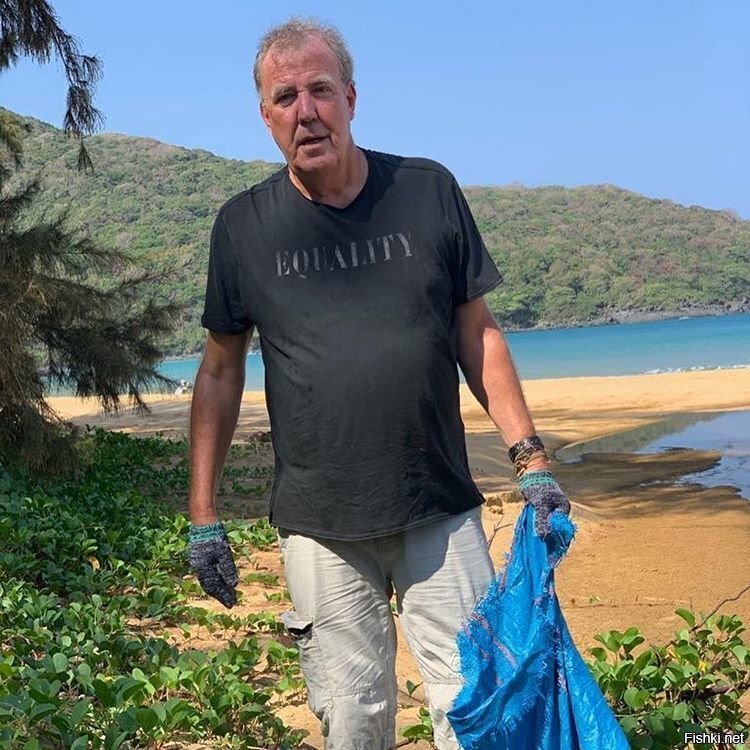 Джереми Кларксон, в перерыве съемок передачи The Grand Tour, помогает убирать...
