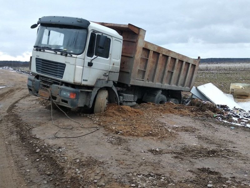 Аааа, влип очкарик! В Петербурге водитель самосвала сбрасывал мусор на обочину и застрял