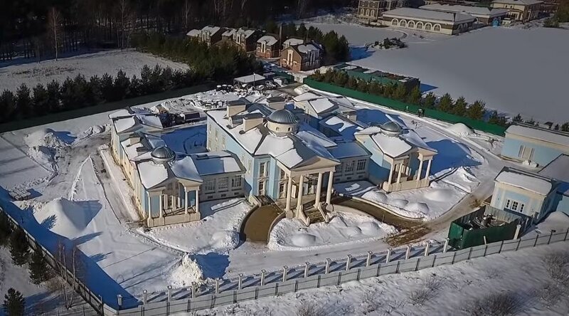 У главы охраны Медведева нашли особняк за миллиард рублей