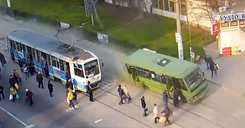 Маршрутка без тормозов пролетела сквозь толпу людей, чудом никого не задев