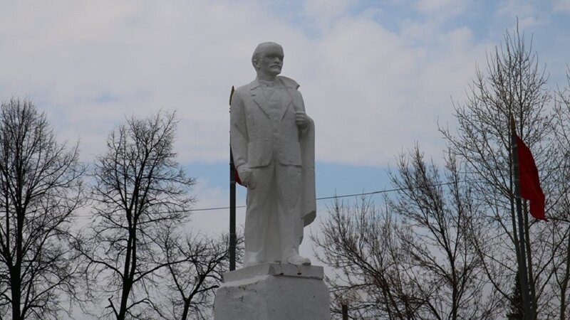 В Ирбите стоит каменный Ленин-гуманоид, а вы и не знали