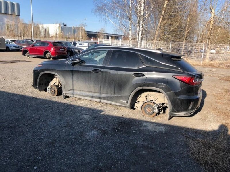 На платной парковке в аэропорту Екатеринбурга снимают колеса с машин