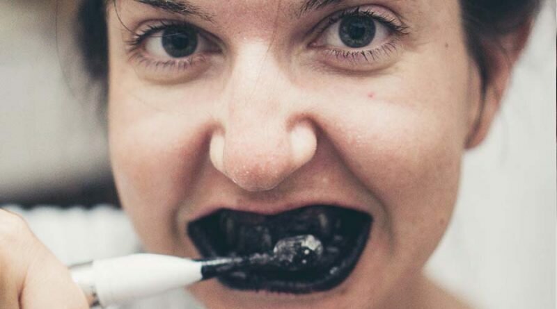 Учёные утверждают, что чистка зубов пастой с углём небезопасна