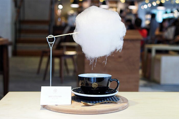 Что-то новенькое: кофе с облаком сахарной ваты, из которого идет сладкий дождь