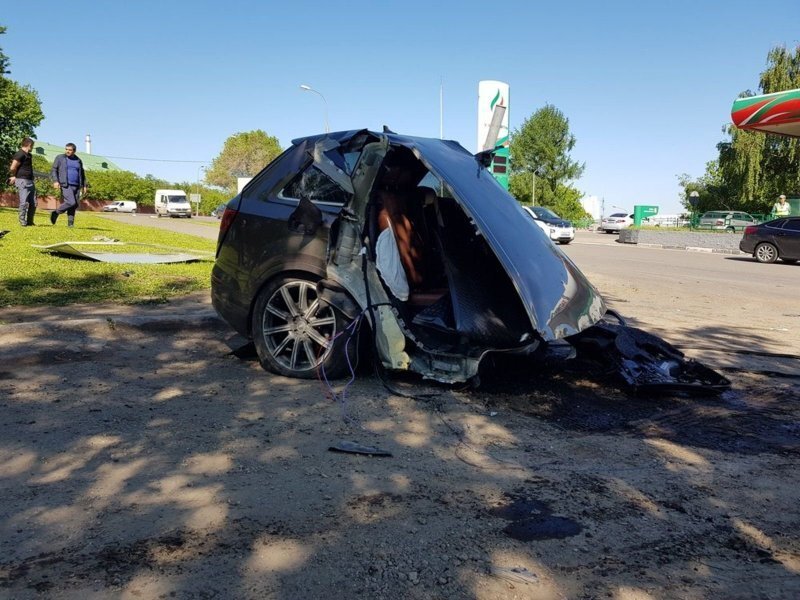 Audi разорвало надвое: в Москве лихач влетел в столб и убежал с места аварии