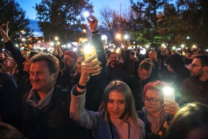 На святое руки поднял