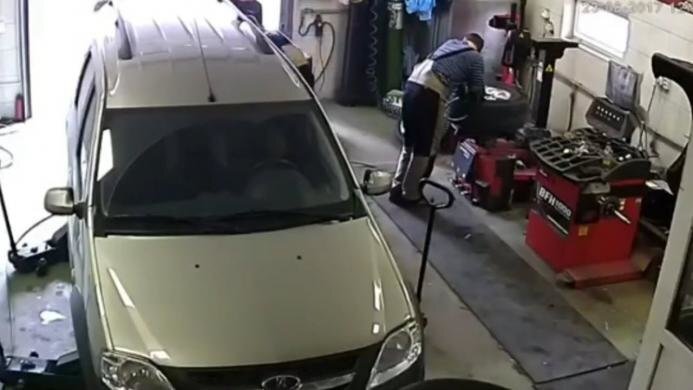 Подборка жести на  шиномонтаже