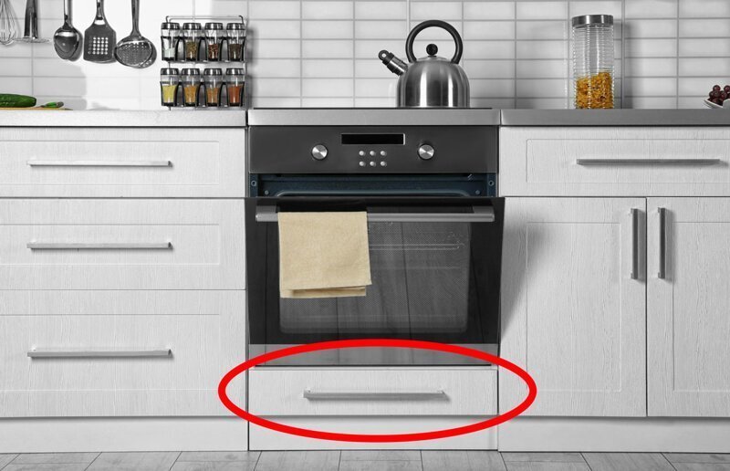 Нижний ящик в духовке: зачем он нужен?