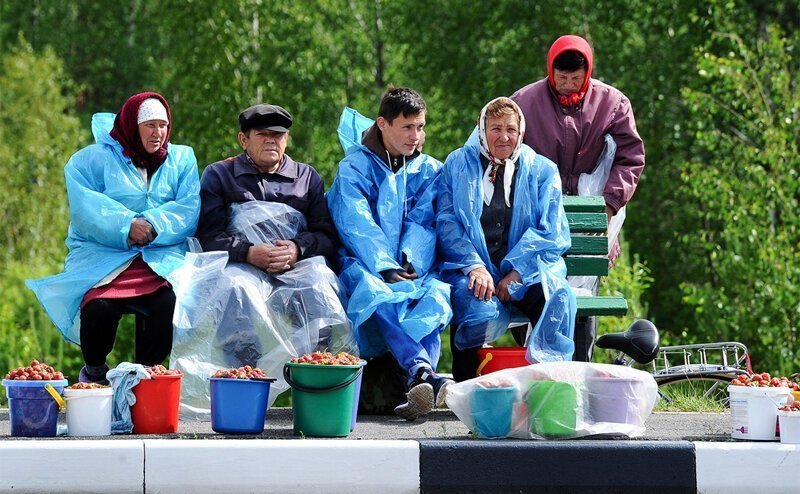 Не отчисляют в пенсионный фонд. А пенсию потом хотят, да ещё возраст чтоб не повышали