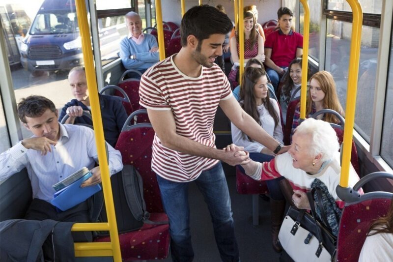 Психолог объяснила, почему не стоит заставлять молодых уступать места в транспорте старикам