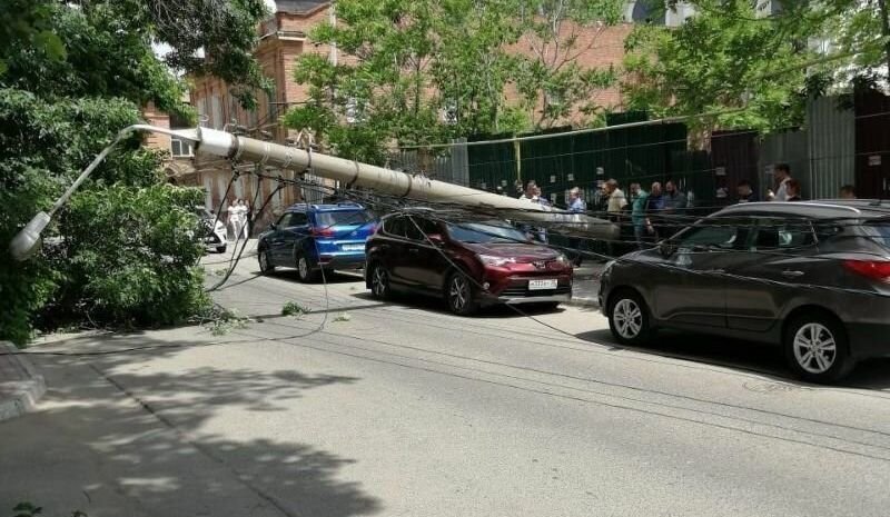 В Астрахани фонарные столбы по неизвестной причине рухнули на машины