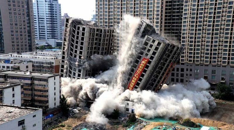 В Китае технично снесли два незаконно построенных здания, простоявших пустыми в течение 9 лет