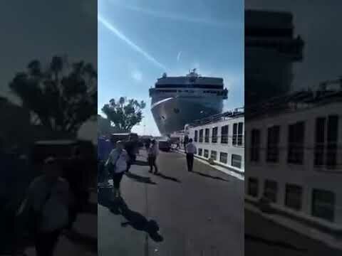 Круизный лайнер протаранил туристическое судно в Венеции