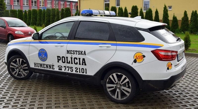 Полицейские Словакии получили новый служебный автомобиль - это Lada Vesta