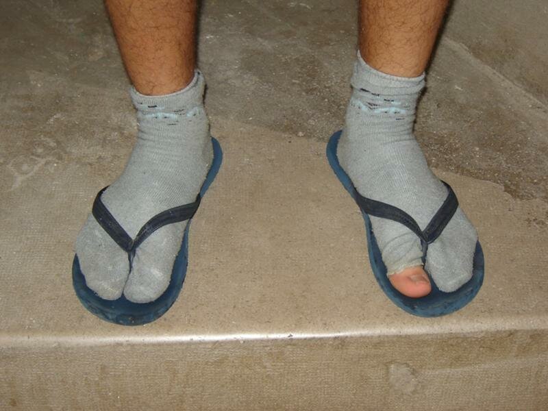 Новый тренд этого лета - носки под сандалии. Теперь можно!