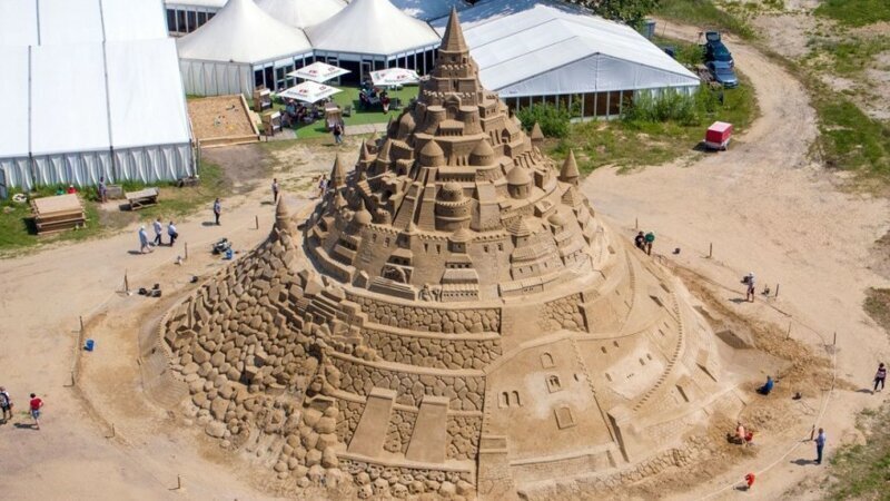 В Германии построили самый высокий в мире замок из песка