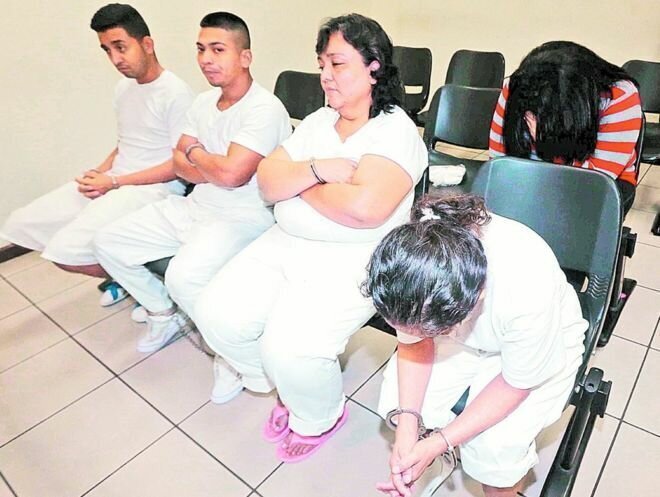 В плену у "Черных вдов": как бандиты Сальвадора заставляют женщин выходить замуж ради страховки