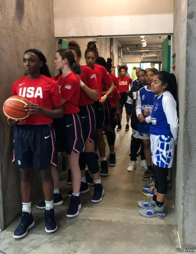 Сборная США по баскетболу среди женщин до 16 лет, стоит рядом с командой Саль...