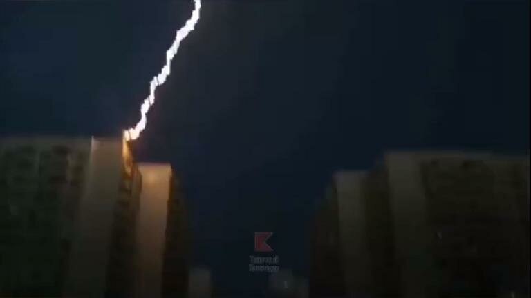 Молния ударила в жилой дом в Краснодаре: видео
