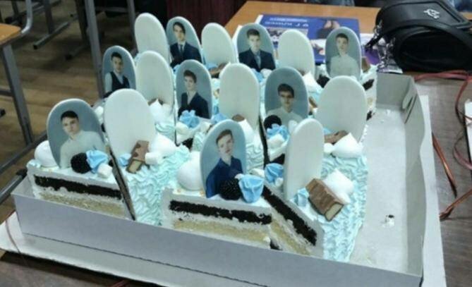 Красноярским выпускникам подарили торт "с надгробиями"