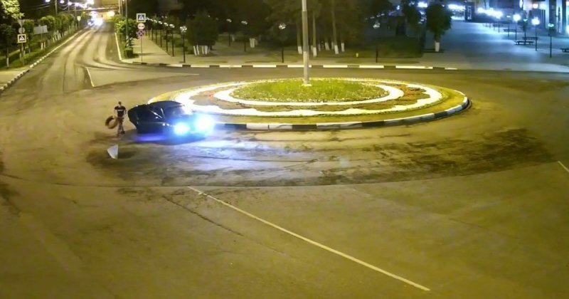 Герои ночи: неравнодушные автомобилисты пометили яму на дороге