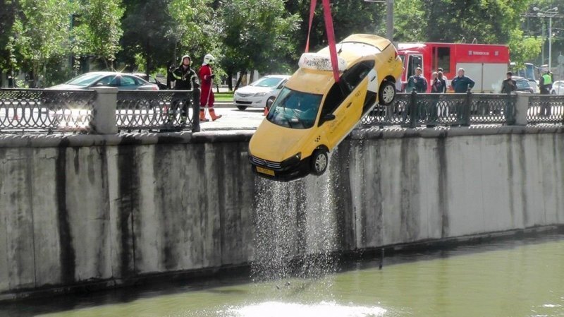 В Москве такси с пассажиром упало в реку. Обошлось без пострадавших