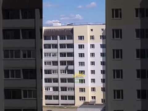 Неадекватный "человек-паук" лазил по балкону на пятом этаже